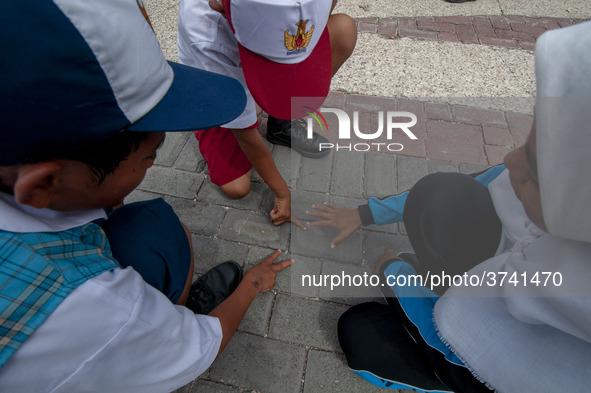 Students play in the Back to School Campaign held by the Sayangi Tunas Cilik Foundation (STC) at Vatulemo Field, Palu, Central Sulawesi, Ind...