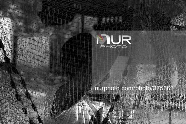 2014 - Hasankeyf - Fischerman checks the net before go fishing 