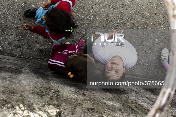 2014 - 
Hasankeyf - Girl look into the camera 