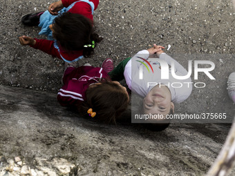 2014 - 
Hasankeyf - Girl look into the camera (