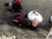 2014 - 
Hasankeyf - Girl look into the camera (