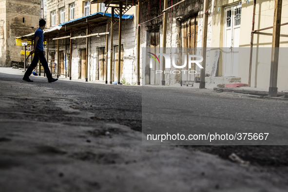 2014 - Hasankeyf - Man crossing the old bazar 