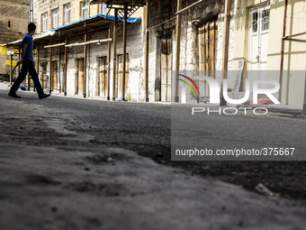 2014 - Hasankeyf - Man crossing the old bazar (