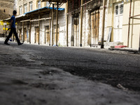 2014 - Hasankeyf - Man crossing the old bazar (