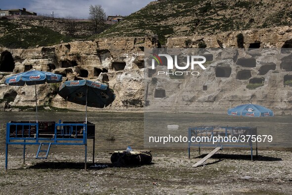 2014 - Hasankeyf - Get a tan on the Tigri's shore 