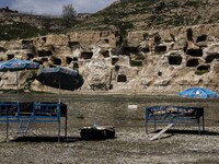 2014 - Hasankeyf - Get a tan on the Tigri's shore (