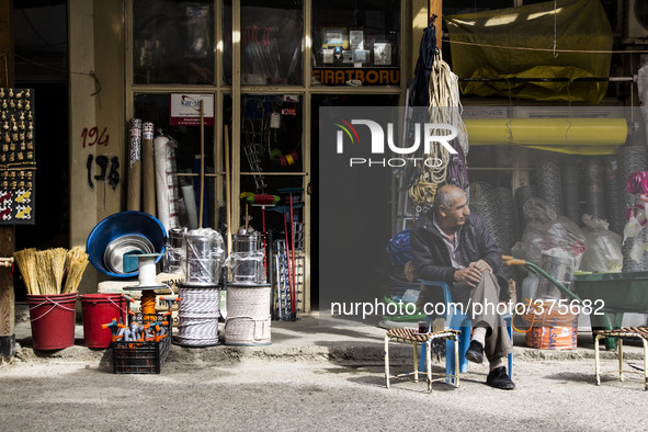 2014 - Turkey - Ilisu dam - Hasankeyf - Storekeeper seeking for tourists 