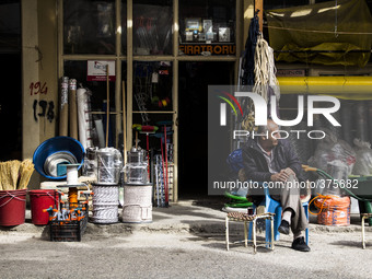 2014 - Turkey - Ilisu dam - Hasankeyf - Storekeeper seeking for tourists (