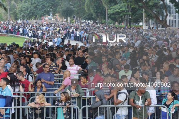 A giant line formed in the Anhangabaú Valley, in the center of the city of São Paulo, where job search is being promoted by the Secretariat...