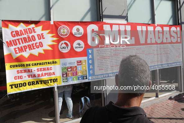 A giant line formed in the Anhangabaú Valley, in the center of the city of São Paulo, where job search is being promoted by the Secretariat...