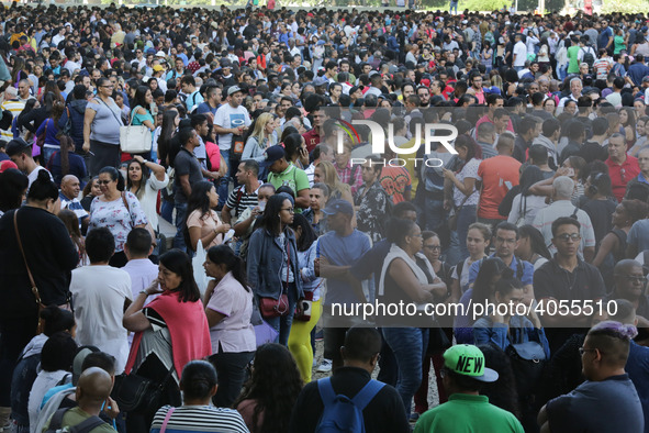 A giant line formed in the Anhangabaú Valley, in the center of the city of São Paulo, where job search is being promoted by the Secretariat...