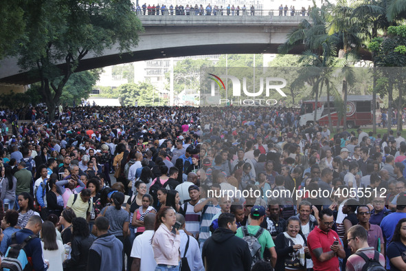 A giant line formed in the Anhangabaú Valley, in the center of the city of São Paulo, where job search is being promoted by the Secretariat...