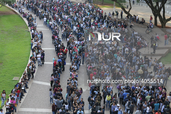 A giant line formed in the Anhangabaú Valley, in the center of the city of São Paulo, where job search is being promoted by the Secretariat...