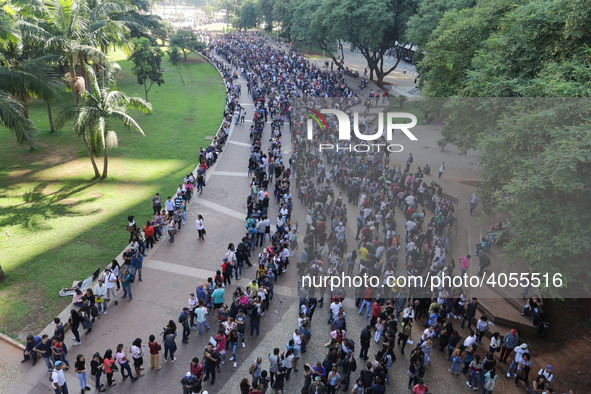 A giant line formed in the Anhangabaú Valley, in the center of the city of São Paulo, where job search is being promoted by the Secretariat...