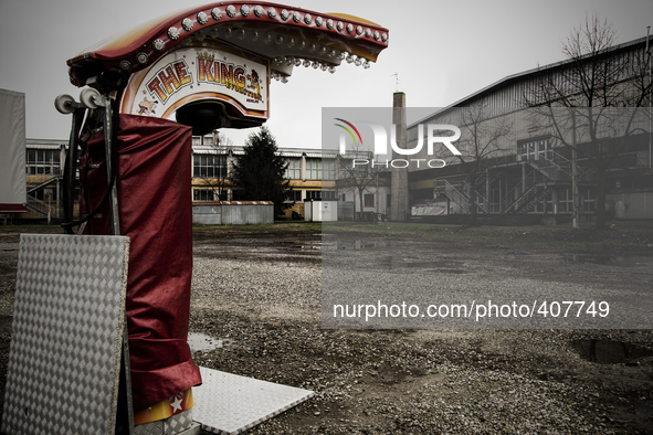 A forgotten punchball right behind the ex public swimming pool closed just one year after the last restore, in Novara, Italy.  Exporti is a...