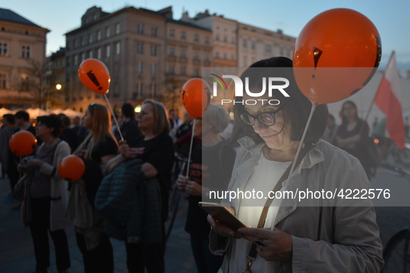 A small group of teachers, activists and members of the opposition gathered in Krakow's Main Square this evening during a protest.
Earlier t...