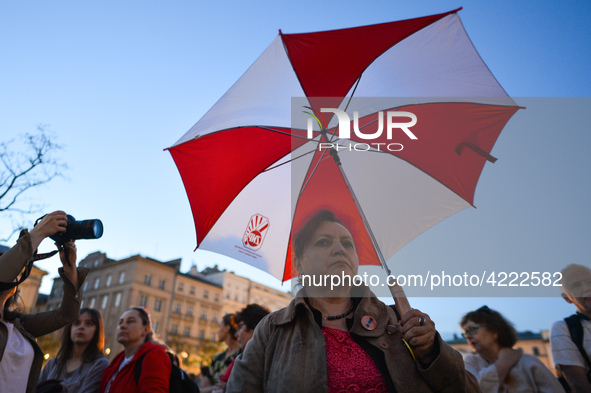 A small group of teachers, activists and members of the opposition gathered in Krakow's Main Square this evening during a protest.
Earlier t...