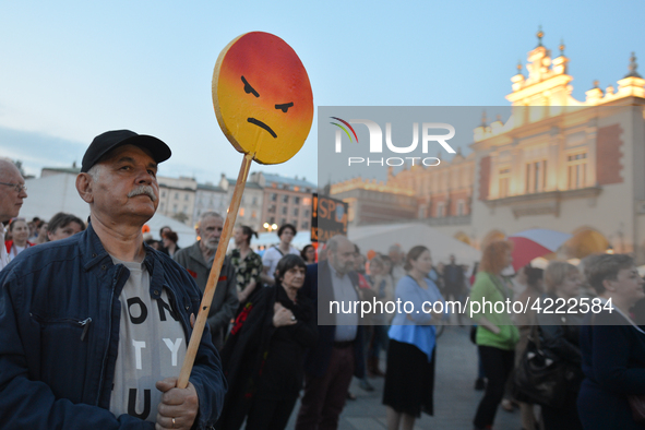 A small group of teachers, activists and members of the opposition gathered in Krakow's Main Square this evening during a protest.
Earlier t...