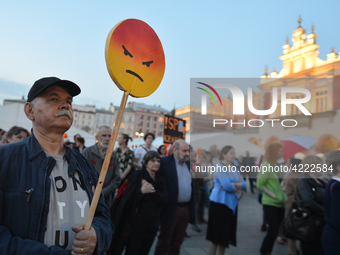 A small group of teachers, activists and members of the opposition gathered in Krakow's Main Square this evening during a protest.
Earlier t...