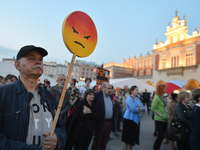 A small group of teachers, activists and members of the opposition gathered in Krakow's Main Square this evening during a protest.
Earlier t...