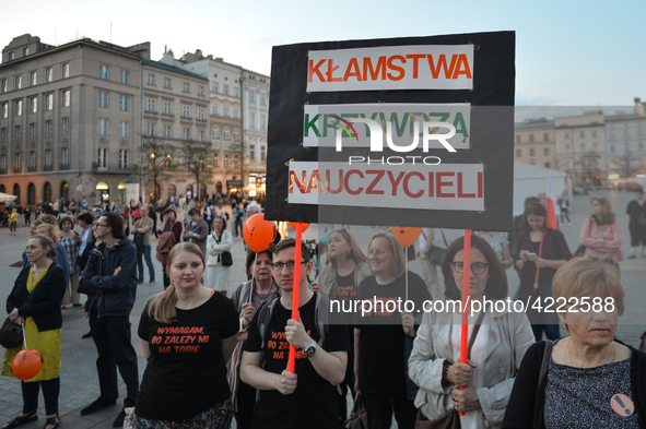 A small group of teachers, activists and members of the opposition gathered in Krakow's Main Square this evening during a protest.
Earlier t...