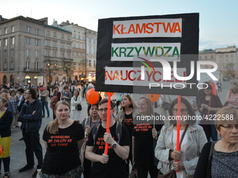 A small group of teachers, activists and members of the opposition gathered in Krakow's Main Square this evening during a protest.
Earlier t...