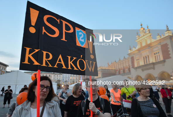 A small group of teachers, activists and members of the opposition gathered in Krakow's Main Square this evening during a protest.
Earlier t...