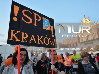 A small group of teachers, activists and members of the opposition gathered in Krakow's Main Square this evening during a protest.
Earlier t...