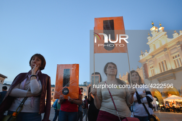 A small group of teachers, activists and members of the opposition gathered in Krakow's Main Square this evening during a protest.
Earlier t...