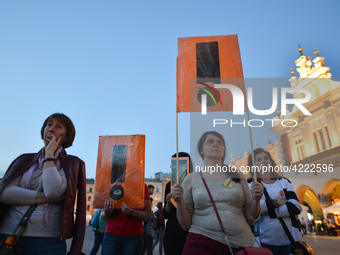 A small group of teachers, activists and members of the opposition gathered in Krakow's Main Square this evening during a protest.
Earlier t...