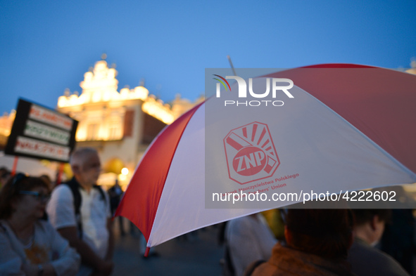 A small group of teachers, activists and members of the opposition gathered in Krakow's Main Square this evening during a protest.
Earlier t...