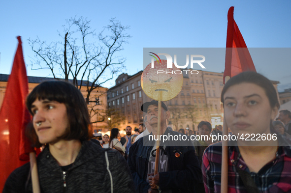 A small group of teachers, activists and members of the opposition gathered in Krakow's Main Square this evening during a protest.
Earlier t...