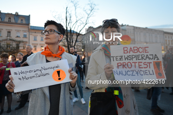 A small group of teachers, activists and members of the opposition gathered in Krakow's Main Square this evening during a protest.
Earlier t...