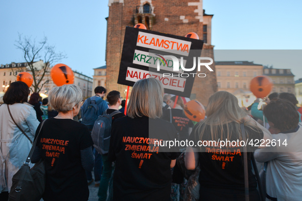 A small group of teachers, activists and members of the opposition gathered in Krakow's Main Square this evening during a protest.
Earlier t...