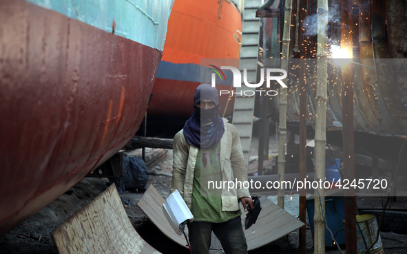  Bangladeshi worker works in a dockyard on the bank of River Buriganga, Dhaka, Bangladesh on 30 April 2019.. 