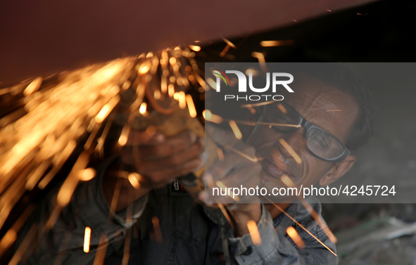 
quid iron is flowing into the prepared propeller mould at a dockyard on the bank of River Buriganga in Dhaka, Bangladesh 