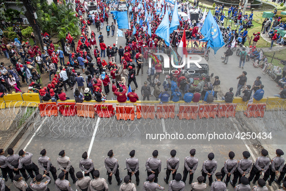 Jakarta, 01 May 2019 : Police guard with wire to stop labors approach Indonesian Palace. Thousands of Labor filled Merdeka Barat Street Jaka...