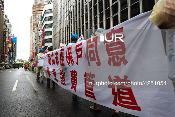 Banners calling for more holidays, paid leave, more labour rights protections. During 2019 Labor Day March 6,000 workers took the streets of...