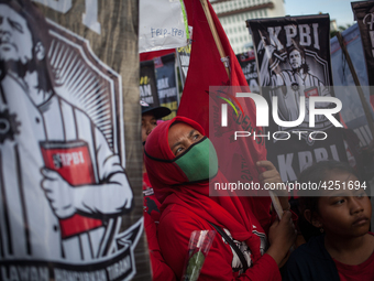 Indonesian worker listen to the oration during May Day rally in Jakarta on May 1, 2019.  Thousands of Indonesian workers are urging the gove...