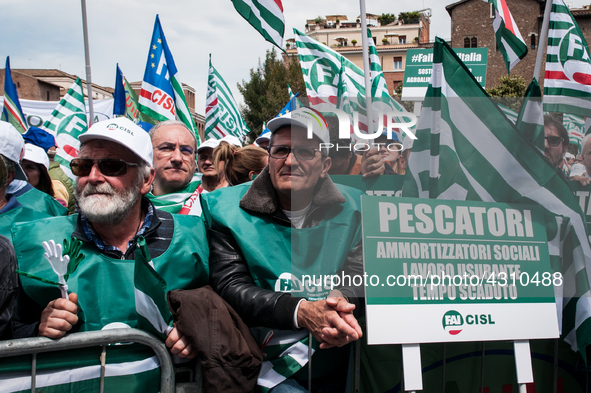 Fai Cisl, Flai Cgil and Uila Uil protest against the failure to apply the law on illegal hiring and the renewal of contracts expired for ten...