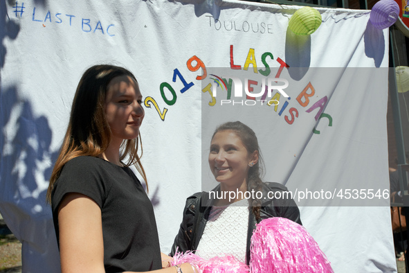 Two highschool students pose in front of a sheet reading '2019 Last Baccalaureate: I was there'. Some high school teachers were on strike ag...