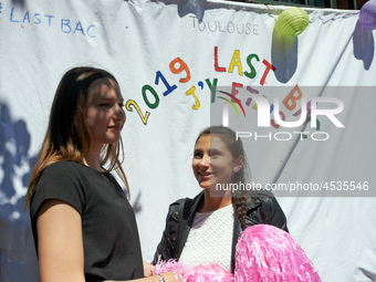 Two highschool students pose in front of a sheet reading '2019 Last Baccalaureate: I was there'. Some high school teachers were on strike ag...