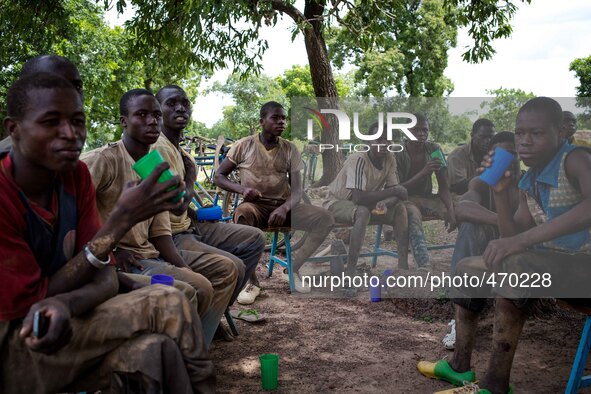 Afternoon snack of a group of workers, most of the fields are managed by different ngos who employ the population
"The land of honest man"....