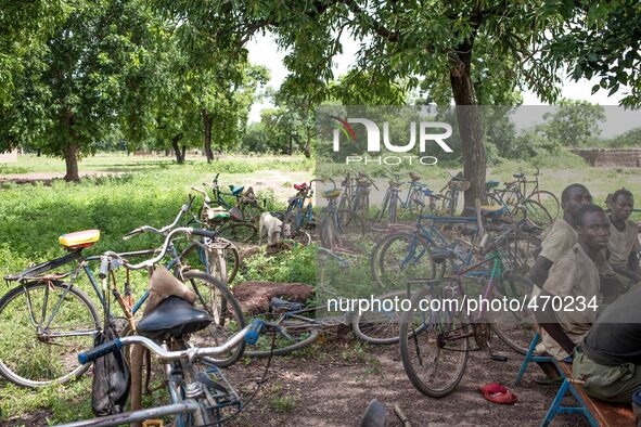 Afternoon snack of a group of workers, most of the fields are managed by different ngos who employ the population
"The land of honest man"....