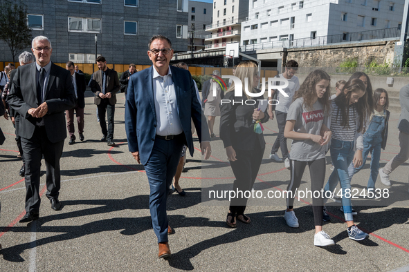 David Kimelfeld, President of the Lyon metropolitan area, visited Alain high school in Vénissieux and Jean Monnet high school in the 7th arr...