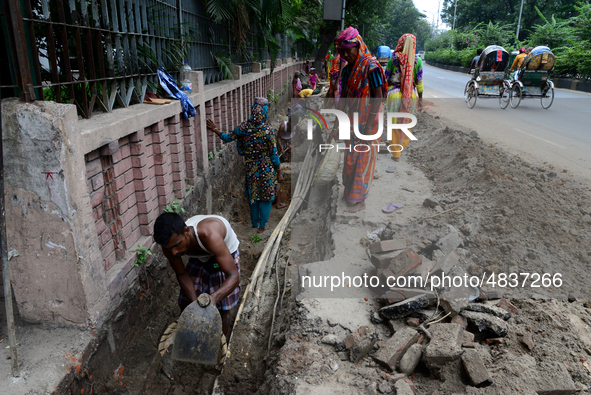 Bangladeshi men and women day laborer works in a road construction site in Dhaka, Bangladesh, on September 7, 2019. 