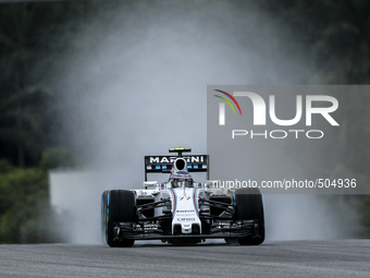 Finnish Valtteri Bottas of Williams Martini Racing drives on a wet track during the qualifying session of the Malaysian Formula One Grand Pr...