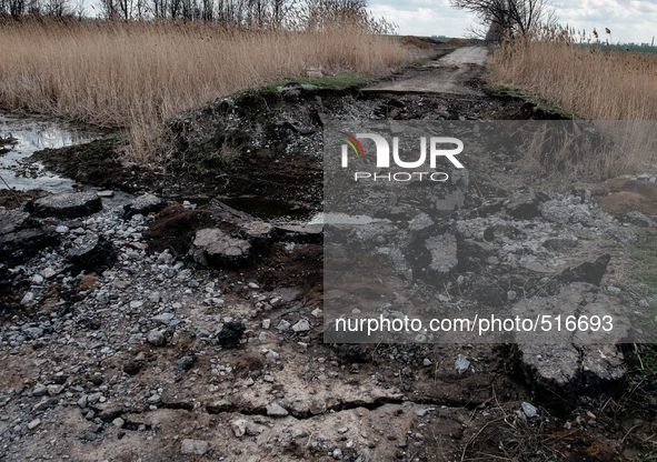 As we were heading for Krasnogorovka by the main road, we had a bad surpise. The day before, the pro-Russian dynamite the bridge trying to i...