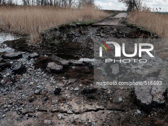 As we were heading for Krasnogorovka by the main road, we had a bad surpise. The day before, the pro-Russian dynamite the bridge trying to i...