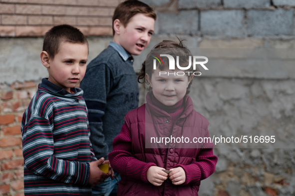 The kids know that when the pastor Ivaniv come, it is good news for them, occasion to receive sweeties. On April 6 2015, we visit Krasnogoro...